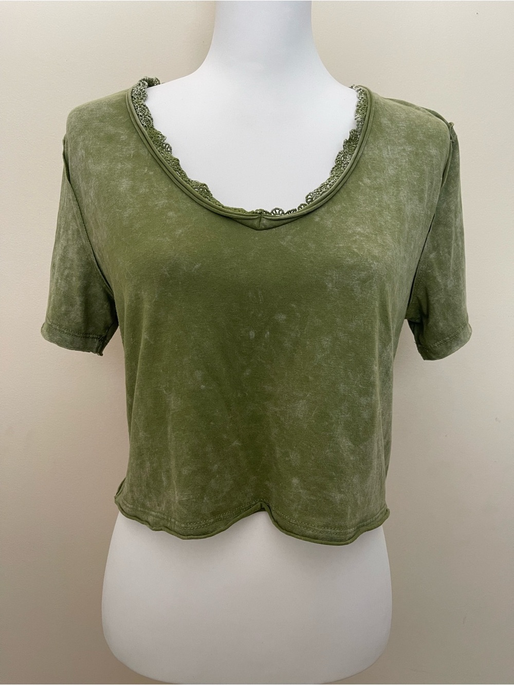 Forever 21 Cute Women’s Mineral Washed Olive Lace-Trim Cropped Tee, Size M